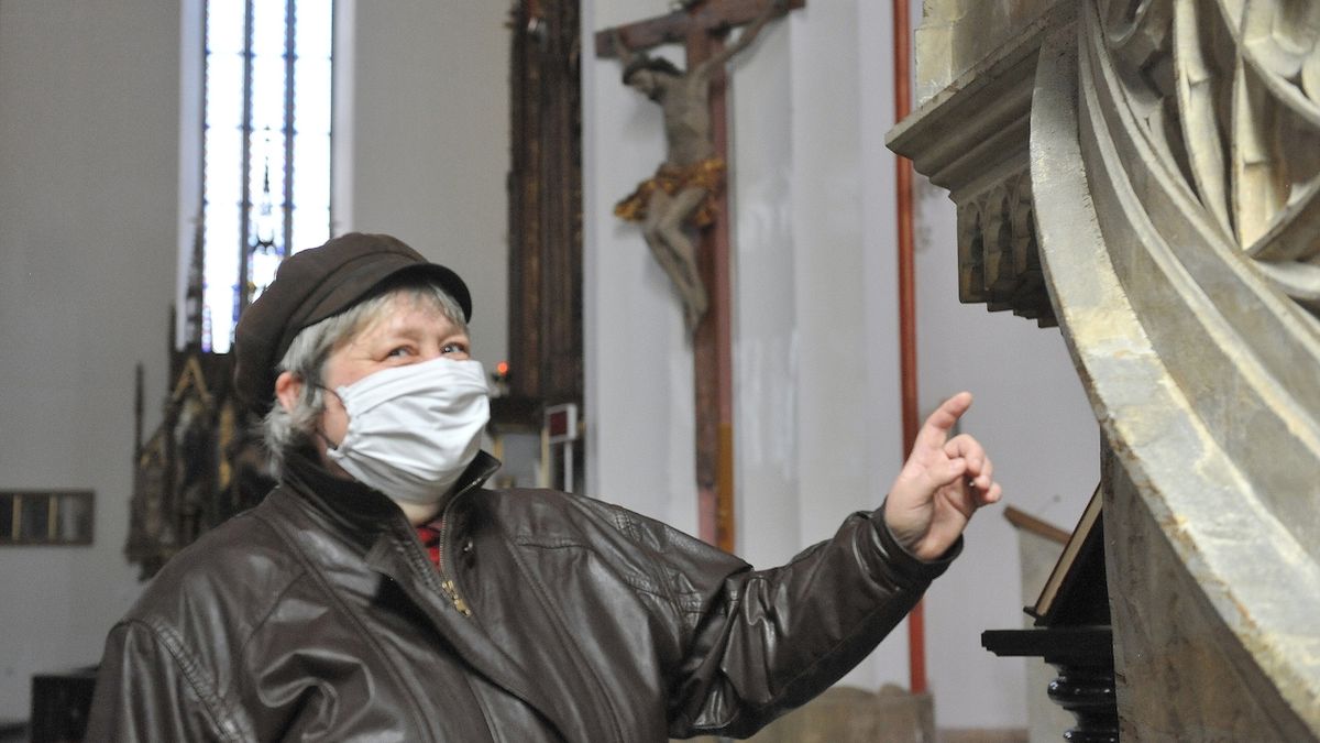 Dvacet let ve funkci kostelnice oslavila v prázdné katedrále